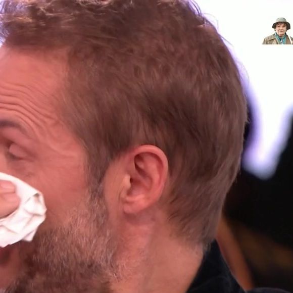 Damien Thévenot fond en larmes dans "Vivement dimanche" le 16 novembre 2025. Capture d'écran/France 3