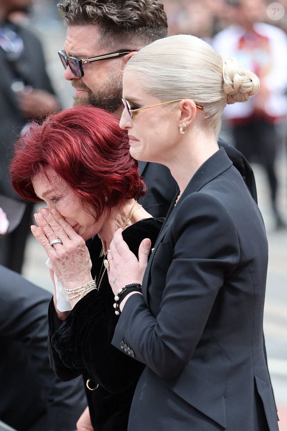 Le musicien avait annoncé souffrir de cette pathologie en janvier 2020

Sharon Osbourne, Jack Osbourne et Kelly Osbourne lors de la procession funéraire à Birmingham. Le cortège funèbre d'Ozzy Osbourne passe devant le Black Sabbath Bridge à Birmingham, Royaume-Uni le mercredi 30 juillet 2025. Photo de Stephen Lock/I-Images/ABACAPRESS.COM