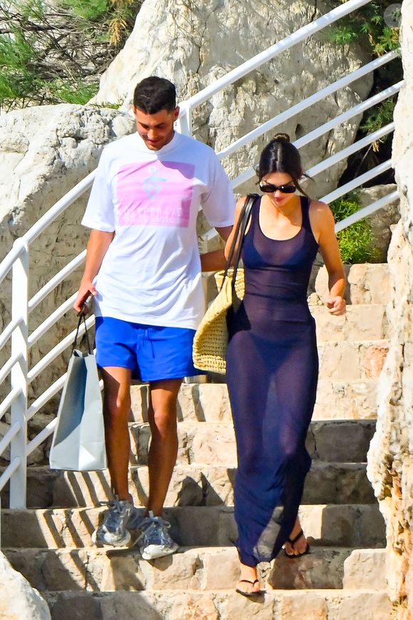 Kendall Jenner, Fai Khadra et des amis déjeunent en terrasse du restaurant de l'hôtel du Cap-Eden-Roc avant de repartir en bateau sur son yacht au large d'Antibes, France, le 26 mai 2023, en marge du 76ème Festival International du Film de Cannes.

© Agence / Bestimage