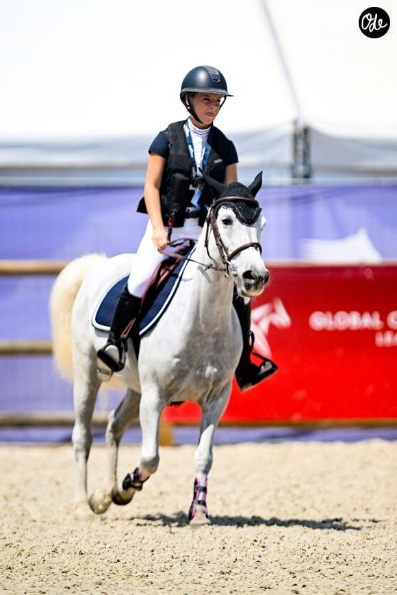 La jeune fille semble avoir adopté une routine capillaire pointue, avec notamment un soin signé Tokio Inkarami et un shampooing Oribe.

Giulia Sarkozy sur Valentine Du Delta au Prix Kids Cup Decathlon de la 12ème édition Longines Paris Eiffel Jumping au pied de la Tour Eiffel sur le Champ-de-Mars à Paris, France, le 20 juin 2026. © Perusseau-Veeren/Bestimage