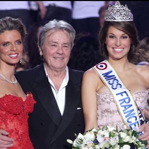 Un soir magique... 

Laury Thilleman, avec Sylvie Tellier et Alain Delon, élue Miss France 2011 à Caen le 4 décembre 2010.