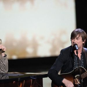 Son père, Jacques Dutronc, l'était lui aussi
Jacques Dutronc reçoit un prix d'honneur des mains de son fils Thomas Dutronc lors de la 37e cérémonie des Victoires de la Musique à la Seine Musicale, le 11 février 2022 à Boulogne-Billancourt, en France. Photo de David Niviere/ABACAPRESS.COM
