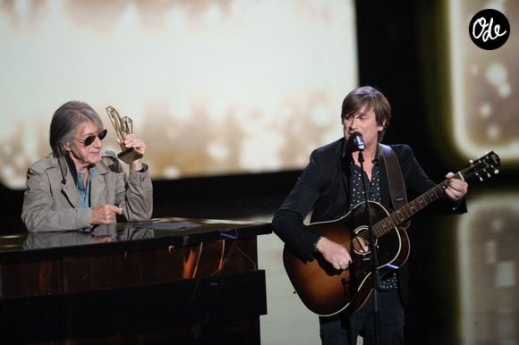Son père, Jacques Dutronc, l'était lui aussi

Jacques Dutronc reçoit un prix d'honneur des mains de son fils Thomas Dutronc lors de la 37e cérémonie des Victoires de la Musique à la Seine Musicale, le 11 février 2022 à Boulogne-Billancourt, en France. Photo de David Niviere/ABACAPRESS.COM