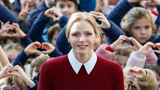 Charlene de Monaco sublime en rouge et entourée d'enfants, elle a misé sur une création très originale