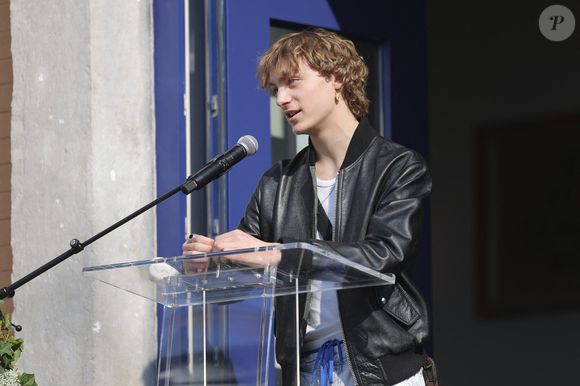 Eden Dambrine - 300 personnes réunies pour rendre hommage à Emilie Dequenne dans sa ville de Chièvres (Belgique), le 9 avril 2025, quelques semaines après son décès prématuré, survenu le 16 mars 2025. © Photonews / Bestimage