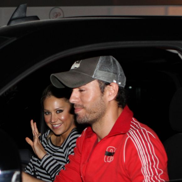 Anna Kournikova et Enrique Iglesias quittent un restaurant à Miami en 2012. @ KADENA PRESS / BESTIMAGE