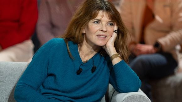 Alors que son fils Gabriel, dont le père est connu, est parti loin de la France, Gwendoline Hamon peut compter sur la présence de Nicole