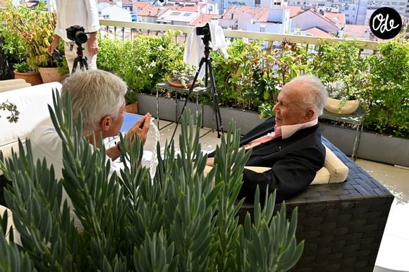Exclusif - Rendez-vous avec Philippe Bouvard et sa femme Colette à leur domicile à Cannes, le 24 août 2022, pour une interview avec Cyril Viguier pour TV5 Monde. 

© Bruno Bebert/Bestimage