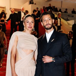 Le Festival de Cannes se poursuit sur la Croisette.

Pierre Niney et sa compagne Natasha Andrews - Descente des marches du film " Histoires parallèles " lors du Festival International du Film de Cannes. © Jacovides-Moreau / Bestimage