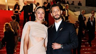 Allure sculpturale pour elle, élégance pour lui : Pierre Niney et sa compagne Natasha Andrews chics à souhait au Festival de Cannes !