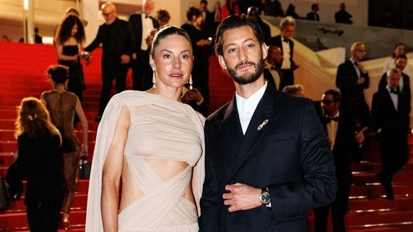 Allure sculpturale pour elle, élégance pour lui : Pierre Niney et sa compagne Natasha Andrews chics à souhait au Festival de Cannes !