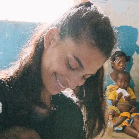Tatiana Silva est une maman épanouie ! 

Tatiana Silva est en mission pour l'Unicef dans le sud de Madagascar. Centre de santé de Sampiona, Vorila 8 mois, dans les bras de Tatiana prenant son traitement nutritif à base de pate d’arachides, le plumpy’nut jusqu’à ce qu’il récupère un poids normal pour son âge. © Arnaud Juherian / Unicef via Bestimage