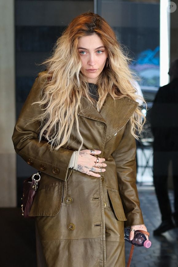 Exclusif - La chanteuse et mannequin Paris Jackson a été aperçue quittant son hôtel pendant la semaine de la mode à Paris.

©BestImage