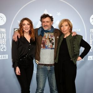 Sarah Stern, Jean-Paul Rouve, Élise Larnicol au photocall de la cérémonie d'ouverture du 28ème Festival International du Film de Comédie à l'Alpe d'Huez le 13 janvier 2025.

© Dominique Jacovides / Bestimage