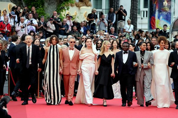 Le jury : Hong Sangsoo, Halle Berry, Jeremy Strong, Juliette Binoche, Alba Rohrwacher, Dieudo Hamadi, Payal Kapadia, Leïla Slimani - Montée des marches du film « Partir un jour » pour la cérémonie d’ouverture du 78ème Festival International du Film de Cannes, au Palais des Festivals à Cannes. Le 13 mai 2025
© Jacovides-Moreau / Bestimage