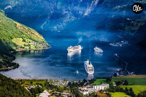 Entre les célèbres Geirangerfjord, Sognefjord ou encore les îles Lofoten, le pays offre une immersion totale dans une nature préservée où l’espace et le calme règnent en maîtres. 

Les bateaux de croisières, de véritables paquebots, au fond du fjord Geiranger, montrent l'engouement des touristes pour ce type de découverte de la côte Ouest, surtout au Sud du pays.