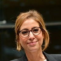 Léa Salamé s'est envolée loin de son compagnon et des enfants pour se rendre à des milliers de kilomètres dans une zone sensible