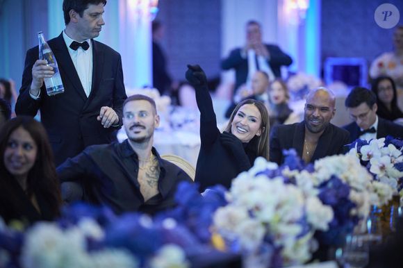 Exclusif - Matt Pokora (M. Pokora), Vitaa - 12ème édition de la soirée Global Gift Gala à l'hôtel Four Seasons George V à Paris le 5 octobre 2024.
Le 5 octobre 2024, le prestigieux hôtel Four Seasons George V a accueilli la 12ème édition du Global Gift Gala Paris, une soirée d'exception présidée par Maria Bravo et placée sous le patronage de l'actrice et philanthrope E.Longoria. Ce gala caritatif annuel, devenu un rendez-vous incontournable de la capitale, a réuni les plus grandes personnalités pour soutenir deux causes majeures : la Global Gift Foundation et l'association Women Safe & Children.

Sous les ors de l'un des plus beaux palaces parisiens, cette soirée d'élégance et de générosité a offert de nombreux temps forts, dont des performances musicales inédites.

Un moment d'émotion a été également marqué par la remise du Global Gift Humanitarian Award à l'humoriste F.Foresti, en reconnaissance de son engagement exemplaire et de ses actions en faveur des femmes et enfants victimes de violences familiales. Mme Mo.Bacardi a également reçu le “Global Gift Women Empowerment Award”.

Un dîner de haute gastronomie a été servi, entouré de personnalités de renom. La soirée a été animée par la journaliste He.Mannarino et le mannequin L.Bernal, et le dîner gastronomique a été signé par le chef triplement étoilé C.Le Squer, du célèbre restaurant Le Cinq.

De nombreuses personnalités issues du monde du cinéma, de la mode et du spectacle ont honoré cet événement prestigieux, témoignant de leur engagement pour des causes humanitaires qui leur tiennent à cœur.

La soirée a été placée sous le signe de l'élégance et du raffinement. Eva Longoria, marraine de la Global Gift Foundation, a été parée des créations d'exception de la maison APM Monaco, partenaire officiel de l'événement.

Le cocktail d'accueil a été rehaussé par le champagne de la maison Grégory Verlet, les vins de Pomerol du Château de Marianne de Pedro, ainsi que les spiritueux du Groupe Love Spirit, offrant une expérience gustative unique.

Cette 12ème édition du Global Gift Gala Paris a été un moment inoubliable de générosité et de partage, où l'art, la gastronomie et la solidarité se sont réunis pour faire briller l'espoir d'un monde meilleur.


© Cyril Moreau / Bestimage