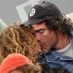 C'est un match ! Une célèbre chanteuse française se lâche avec un beau brun dans les tribunes de Roland-Garros