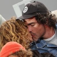 C'est un match ! Une célèbre chanteuse française se lâche avec un beau brun dans les tribunes de Roland-Garros