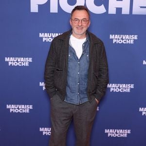 Mais celui qui a longtemps présenté l'émission "Rendez-vous en terre inconnue" a choisi de s'éloigner de la télévision pour une pause de plusieurs années...
Frédéric Lopez assiste à la première de Mauvaise Pioche à Paris, France, le 23 mars 2026. Photo par Jerome Dominé/Abaca