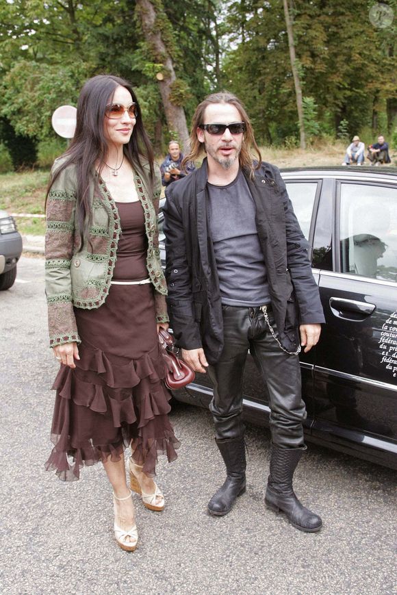 Le chanteur français Florent Pagny et sa femme Azucena arrivent pour la présentation de la collection Haute-Couture Automne-Hiver 2005-2006 de la maison de couture française Christian Dior par le créateur britannique John Galliano au Polo Club à Paris, France, le 6 juillet 2005. Photo de Pierre Suu/ABACAPRESS.COM