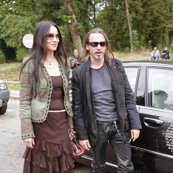 Le chanteur français Florent Pagny et sa femme Azucena arrivent pour la présentation de la collection Haute-Couture Automne-Hiver 2005-2006 de la maison de couture française Christian Dior par le créateur britannique John Galliano au Polo Club à Paris, France, le 6 juillet 2005. Photo de Pierre Suu/ABACAPRESS.COM
