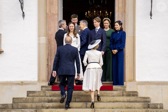 La cérémonie a réuni plusieurs figures royales dans une ambiance solennelle.

Le roi Frederik X, la princesse Joséphine, le prince Vincent, le prince héritier Christian, la princesse Isabella et la reine Marie saluent la princesse Camilla de Bourbon-Deux-Siciles et le prince Charles de Bourbon-Deux-Siciles lors de la confirmation du prince Vincent et de la princesse Joséphine dans l'église du palais de Fredensborg, le samedi 18 avril 2026. Photo par Ida Marie Odgaard/Ritzau Scanpix/ABACAPRESS.COM