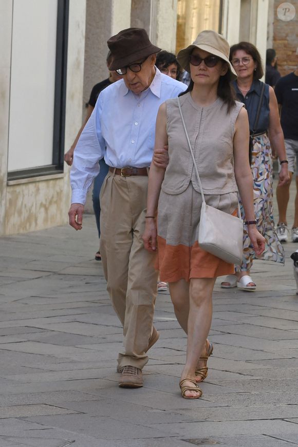 Woody Allen et son épouse Soon-Yi Previn se promènent à Venise, en Italie, le 6 septembre 2023, lors de la 80e édition du Festival international du film de Venise. Photo par Splash News/ABACAPRESS.COM