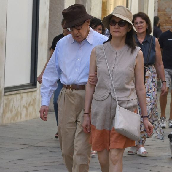 Woody Allen et son épouse Soon-Yi Previn se promènent à Venise, en Italie, le 6 septembre 2023, lors de la 80e édition du Festival international du film de Venise. Photo par Splash News/ABACAPRESS.COM