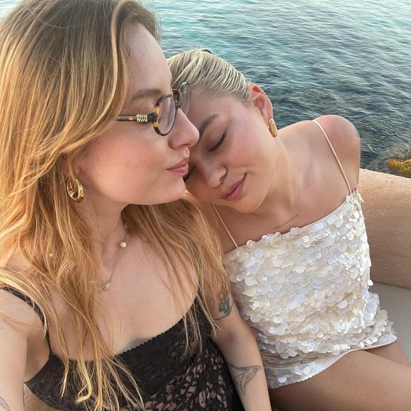 Louane en vacances à Ibiza avec un groupe d'amies et sans son futur mari Florian Rossi. 30 et 31 mai 2025