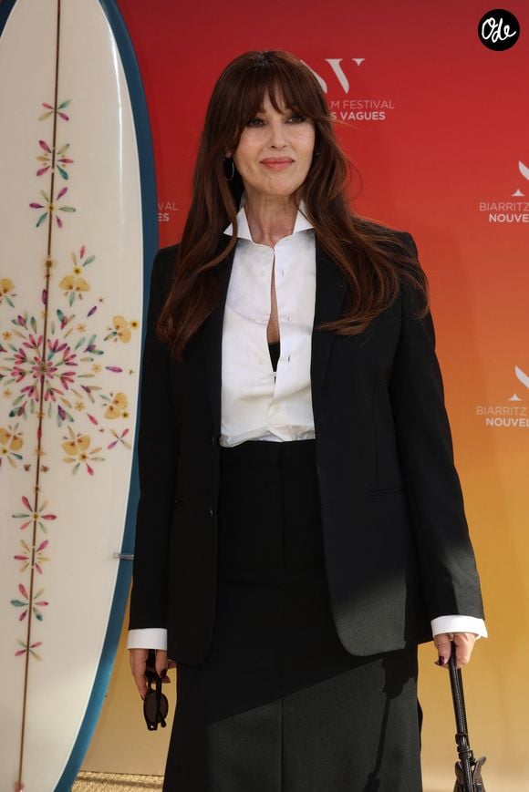 Monica Bellucci comprend très bien les réticences de Deva et Léonie Cassel.

Monica Bellucci au photocall du Biarritz Film Festival - Nouvelles Vagues 2026 au théâtre de la Gare du Midi à Biarritz, le 26 juin 2026. Au cours de la cérémonie, R.Malek a reçu "Le Prix d'Honneur" des mains de M.Bellucci. 
© Jean-Marc Lhomer / Bestimage