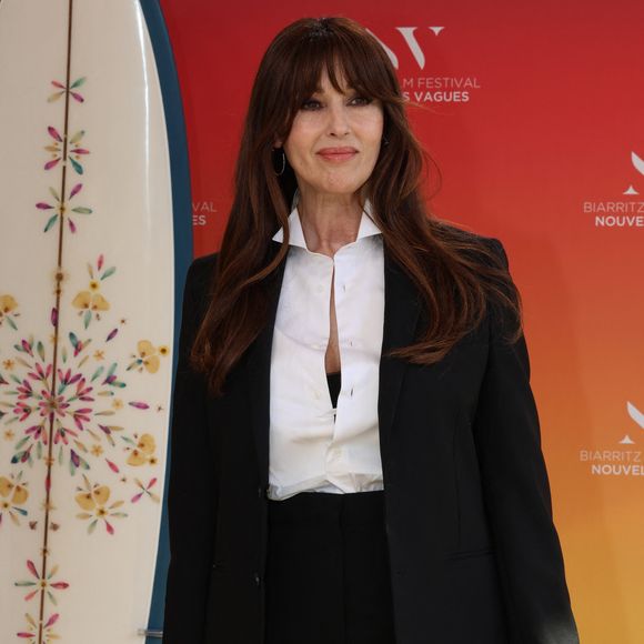 Monica Bellucci comprend très bien les réticences de Deva et Léonie Cassel.

Monica Bellucci au photocall du Biarritz Film Festival - Nouvelles Vagues 2026 au théâtre de la Gare du Midi à Biarritz, le 26 juin 2026. Au cours de la cérémonie, R.Malek a reçu "Le Prix d'Honneur" des mains de M.Bellucci. 
© Jean-Marc Lhomer / Bestimage