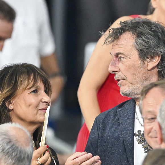 Jean-Luc Reichmann et Nathalie Lecoultre lors de la Coupe du monde de rugby 2023, lors du match de la poule A opposant la France à la Nouvelle-Zélande le 8 septembre 2023 au Stade de France à Saint-Denis, près de Paris, en France. Photo de Victor Joly/ABACAPRESS.COM