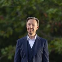 600m2 de terrain, poulailler, fontaine : Stéphane Bern a transformé un ancien collège pour en faire son cocon avec son compagnon Yori