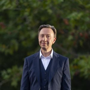 Loin des plateaux parisiens, Stéphane Bern a trouvé refuge dans le Perche. En 2013, l'animateur a jeté son dévolu sur un ancien collège royal et militaire à Thiron-Gardais, en Eure-et-Loir. 

Stéphane Bern lors du 10ème anniversaire du "Grand Concert de Paris" au pied de la Tour Eiffel sur le Champ-de-Mars à Paris, France. © Perusseau-Veeren/Bestimage