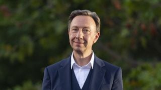 600m2 de terrain, poulailler, fontaine : Stéphane Bern a transformé un ancien collège pour en faire son cocon avec son compagnon Yori