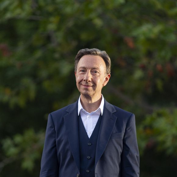 Loin des plateaux parisiens, Stéphane Bern a trouvé refuge dans le Perche. En 2013, l'animateur a jeté son dévolu sur un ancien collège royal et militaire à Thiron-Gardais, en Eure-et-Loir. 

Stéphane Bern lors du 10ème anniversaire du "Grand Concert de Paris" au pied de la Tour Eiffel sur le Champ-de-Mars à Paris, France. © Perusseau-Veeren/Bestimage