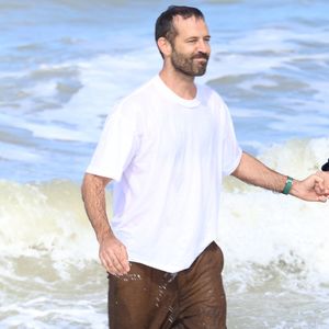 Mais l'ancien directeur de la danse de l’Opéra de Paris accorde également du temps à ses enfants. 
Benjamin Millepied et Vincent Macaigne lors du photocall des membres du jury lors du 51ème Festival du Cinéma Américain de Deauville le 08 Septembre 2025. © Denis Guignebourg/Bestimage
