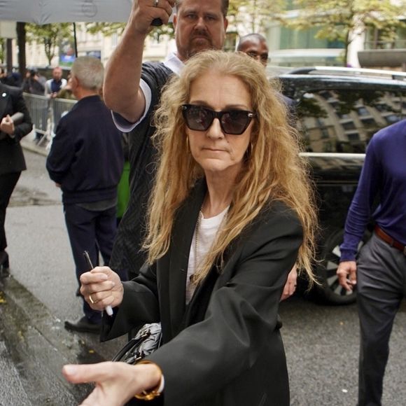 Céline Dion quitte son hôtel à Paris