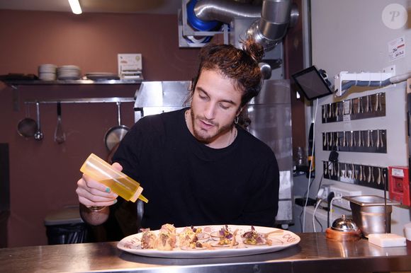Exclusif - Le chef Julien Sebbag - Soirée cocktail au nouveau bar et restaurant éphémère "Casa Eminente" dans une maison cubaine à Paris le 29 janvier 2023. © Rachid Bellak/Bestimage