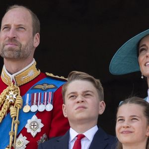 Le roi Charles III d'Angleterre le prince William, prince de Galles, Le prince Louis de Galles, Le prince George de Galles, Catherine (Kate) Middleton, princesse de Galles, La princesse Charlotte de Galles - Les membres de la famille royale britannique au balcon de Buckingham Palace lors de la cérémonie Trooping the Colour à Londres, le 14 juin 2025.
© Goff Inf / Bestimage