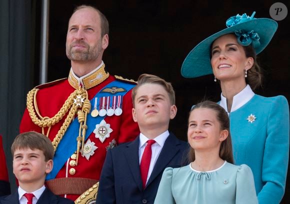 Le roi Charles III d'Angleterre le prince William, prince de Galles, Le prince Louis de Galles, Le prince George de Galles, Catherine (Kate) Middleton, princesse de Galles, La princesse Charlotte de Galles - Les membres de la famille royale britannique au balcon de Buckingham Palace lors de la cérémonie Trooping the Colour à Londres, le 14 juin 2025.
© Goff Inf / Bestimage