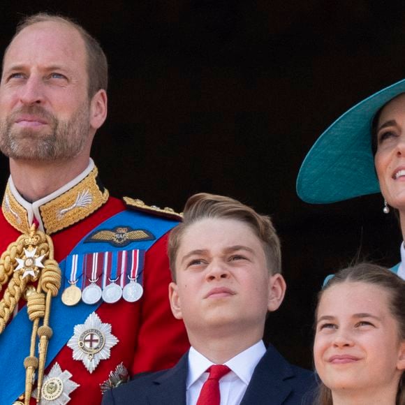 Le roi Charles III d'Angleterre le prince William, prince de Galles, Le prince Louis de Galles, Le prince George de Galles, Catherine (Kate) Middleton, princesse de Galles, La princesse Charlotte de Galles - Les membres de la famille royale britannique au balcon de Buckingham Palace lors de la cérémonie Trooping the Colour à Londres, le 14 juin 2025.
© Goff Inf / Bestimage