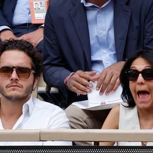 Florence Foresti et son compagnon Alexandre Kominek - People dans les tribunes lors des Internationaux de France de Tennis de Roland Garros 2022 à Paris le 29 mai 2022. © Cyril Moreau/Bestimage