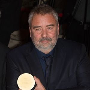 Luc Besson et sa Médaille d'Or de l'Académie des Arts et Techniques du Cinéma - Remise de la Médaille d'Or de l'Académie des Arts et Techniques du Cinéma à Luc Besson par Alain Terzian, à la Monnaie de Paris, le 19 janvier 2015.