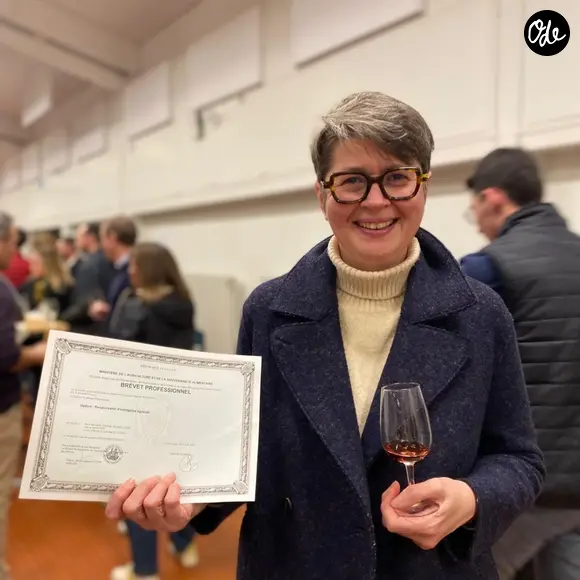 Sa première expérience dans les vignes a toutefois été éprouvante, notamment à cause des épisodes de fortes chaleurs qui ont fait peser une importante pression sur la récolte.

Carine Bécard, ancienne journaliste reconvertie en vigneronne.