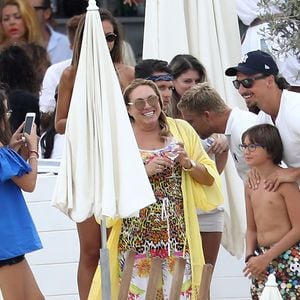Ouvert il y a plus de 15 ans, l'établissement se revendique comme un lieu célébrant l’esprit festif, la cuisine généreuse et l’atmosphère conviviale du Sud de la France.
Zlatan Ibrahimovic et ses fils Maximilian et Vincent sur la plage du Bagatelle à Saint-Tropez, Côte d'Azur, France, le 16 août 2017. - Merci de flouter le visage des enfants avant publication -