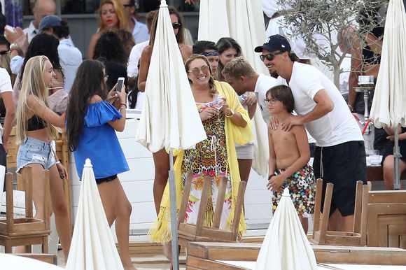 Ouvert il y a plus de 15 ans, l'établissement se revendique comme un lieu célébrant l’esprit festif, la cuisine généreuse et l’atmosphère conviviale du Sud de la France. 

Zlatan Ibrahimovic et ses fils Maximilian et Vincent sur la plage du Bagatelle à Saint-Tropez, Côte d'Azur, France, le 16 août 2017. - Merci de flouter le visage des enfants avant publication -