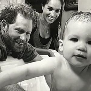 La mère de famille a admis avoir eu recours à de la médecine alternative lorsqu'elle était enceinte. 

Le prince Harry, duc de Sussex et Meghan Markle, duchesse de Sussex, dévoilent des photos et des vidéos inédites de leur fils Archie dans "Harry & Meghan" (Netflix). Le 15 décembre 2022. © Backgrid UK/ Bestimage